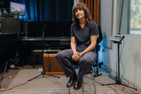 COURTNEY BARNETT 9875 0001 Background