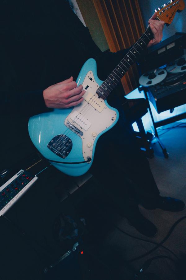 LOLA BATES GUITARIST photoMattBlake